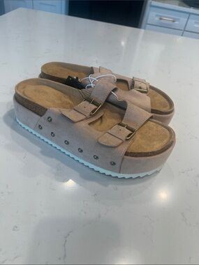 Forever 21 Suede Double-Buckle Platform Sandals in Blush Pink